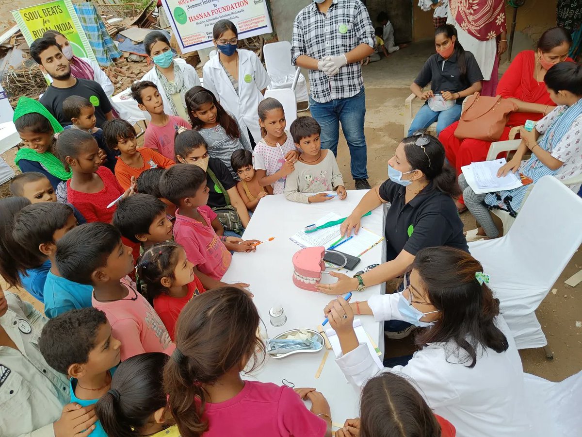 HasnaaNGO's tweet photo. Soul beats for #RuralIndia 🇮🇳🌻. 

Tooth Brushing demonstration, free Tooth Brush and Tooth paste distribution by #RuralDentist for children  of Prem nagar Slums, #Faridabad. 

Donate and Support 
#5रुपये5कल्याण
#5Rs5ActofKindness 

UPI id- hasnaa@sbi https://t.co/A0YWFI4mFt