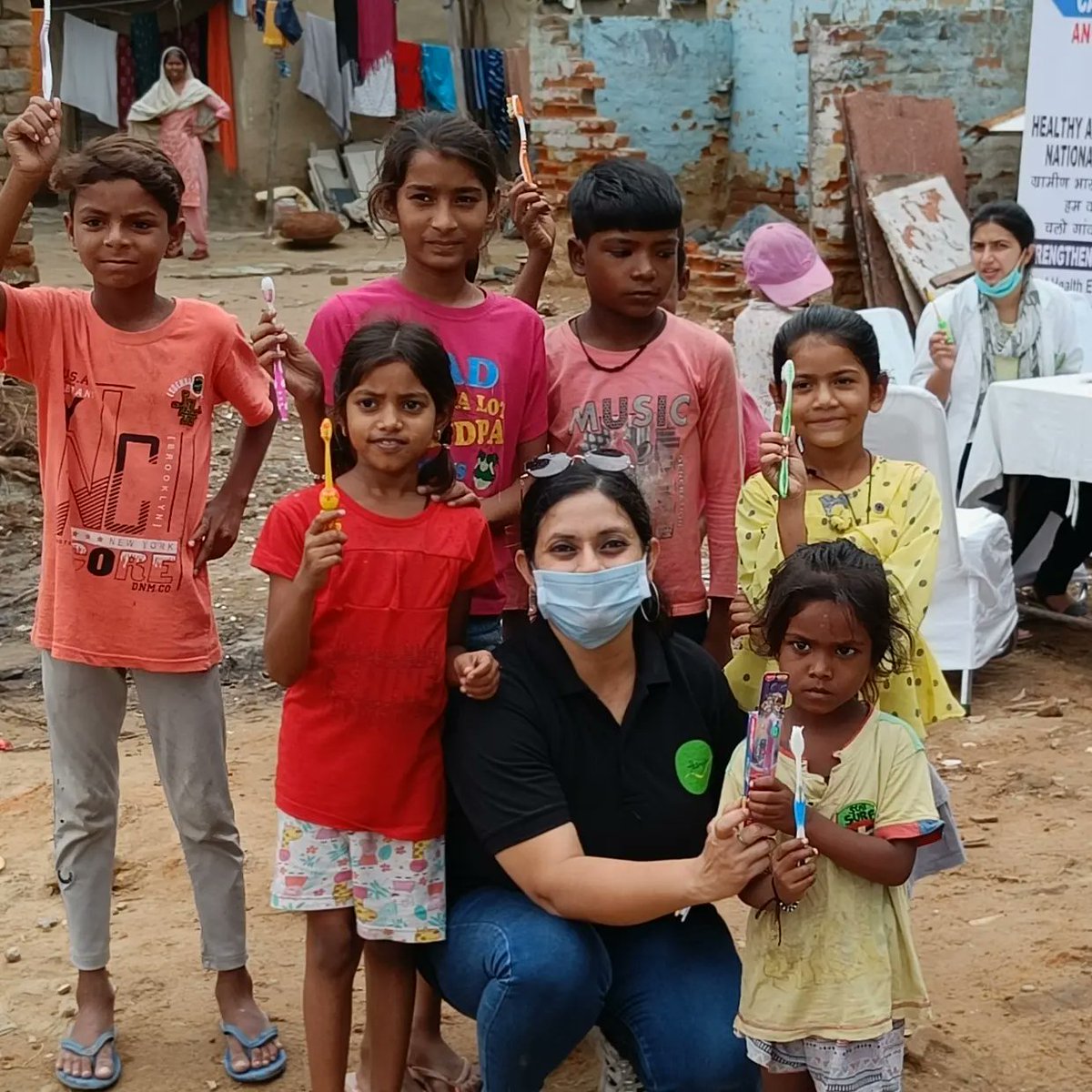 HasnaaNGO's tweet photo. Soul beats for #RuralIndia 🇮🇳🌻. 

Tooth Brushing demonstration, free Tooth Brush and Tooth paste distribution by #RuralDentist for children  of Prem nagar Slums, #Faridabad. 

Donate and Support 
#5रुपये5कल्याण
#5Rs5ActofKindness 

UPI id- hasnaa@sbi https://t.co/A0YWFI4mFt