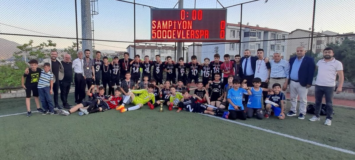 Karabük U14 Ligi'nde şampiyon olan 5000evler Spor Kulübünü tebrik eder başarılarının devamını dilerim.