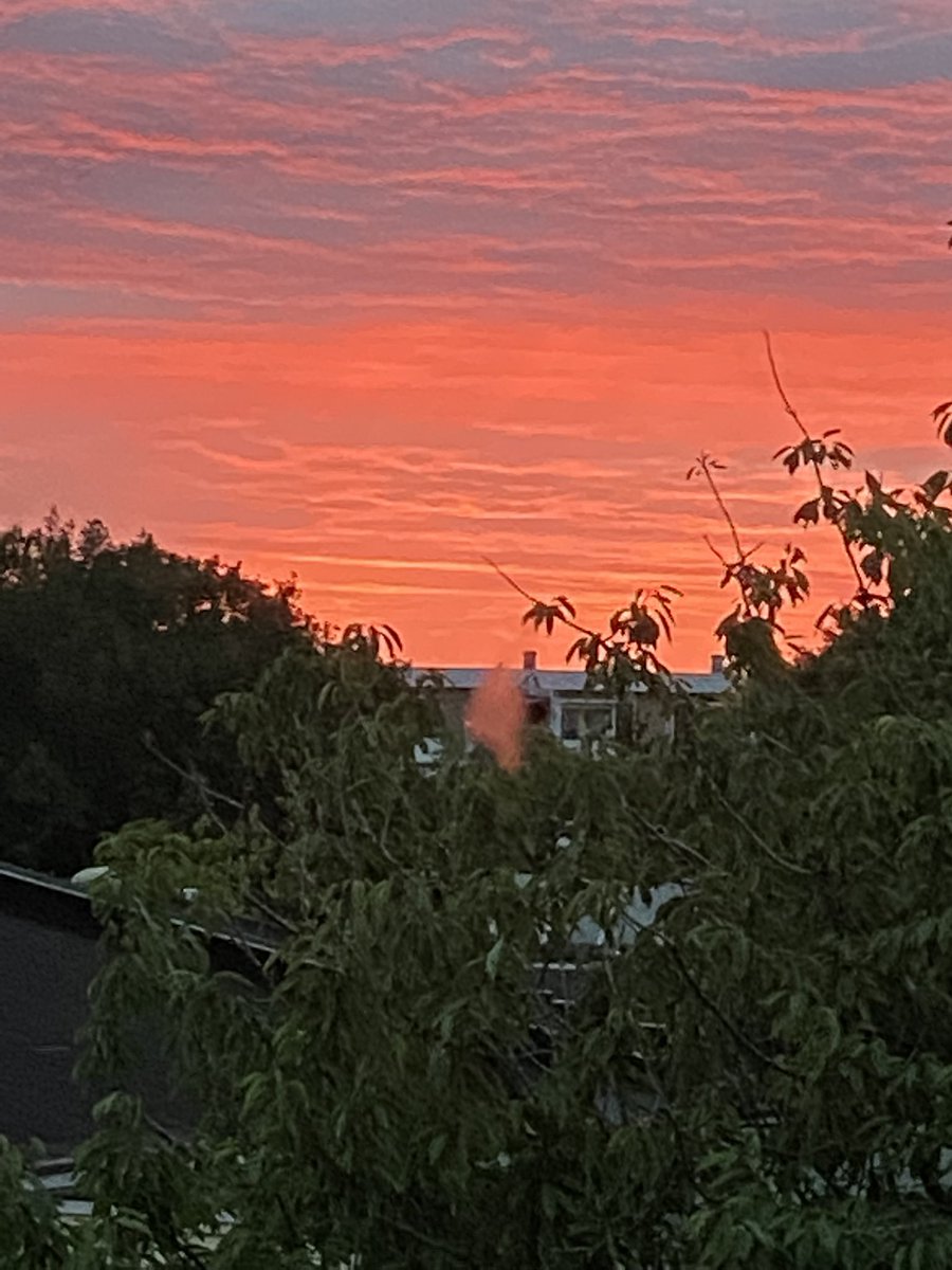 Wat een bijzondere lucht, aanschouwen waard en als je op het strand bent…… nog mooier