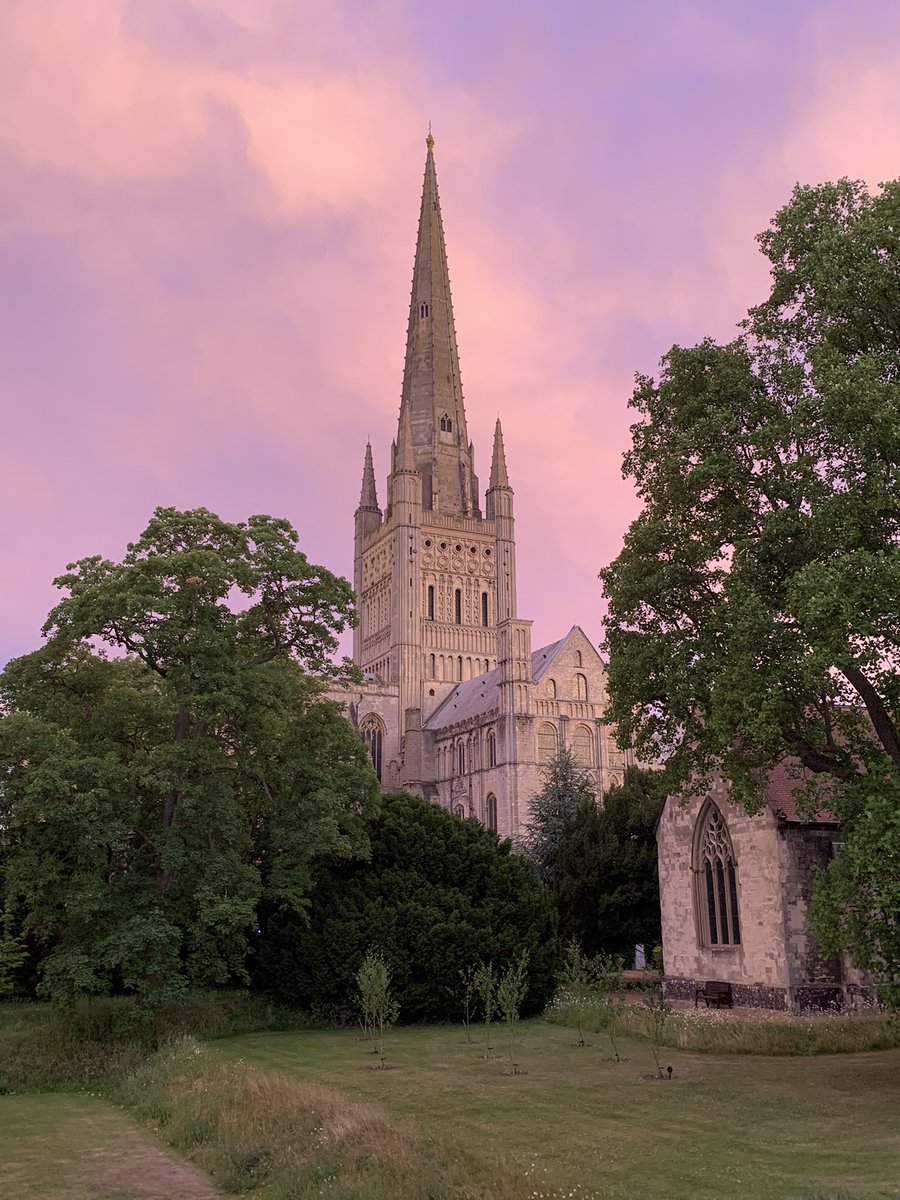 .<a href="/Nrw_Cathedral/">Norwich Cathedral</a> has its pink filter on tonight.
