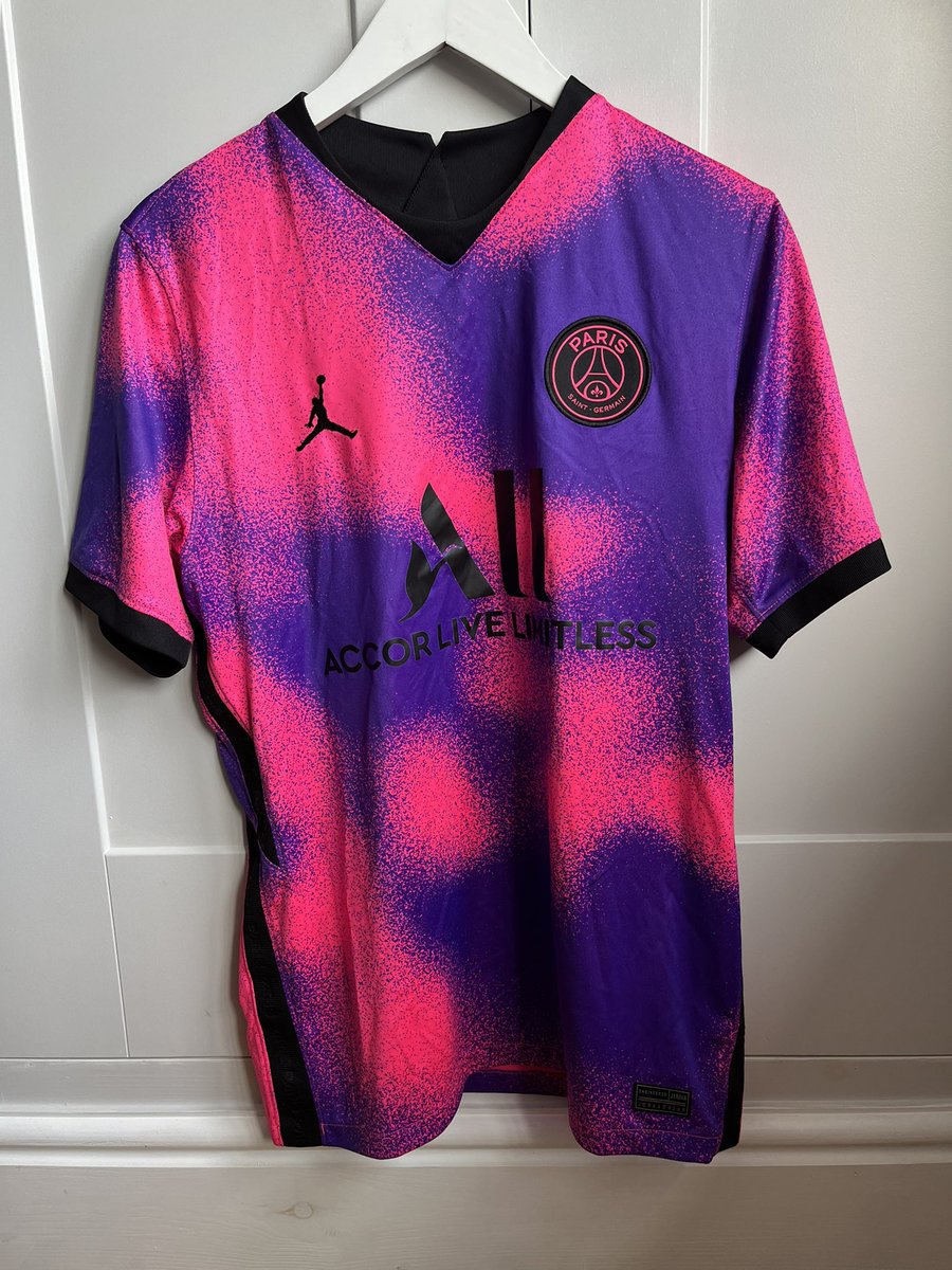 FootShirtAndy's tweet photo. FOR SALE 💜💕💜💕💜💕

PSG X Jordan 20/21 4th Shirt ⚽️🏀

- Size Medium 👕 
- Perfect condition 💫 

£45 + postage 🚐📦 https://t.co/RiuwMXbCKB