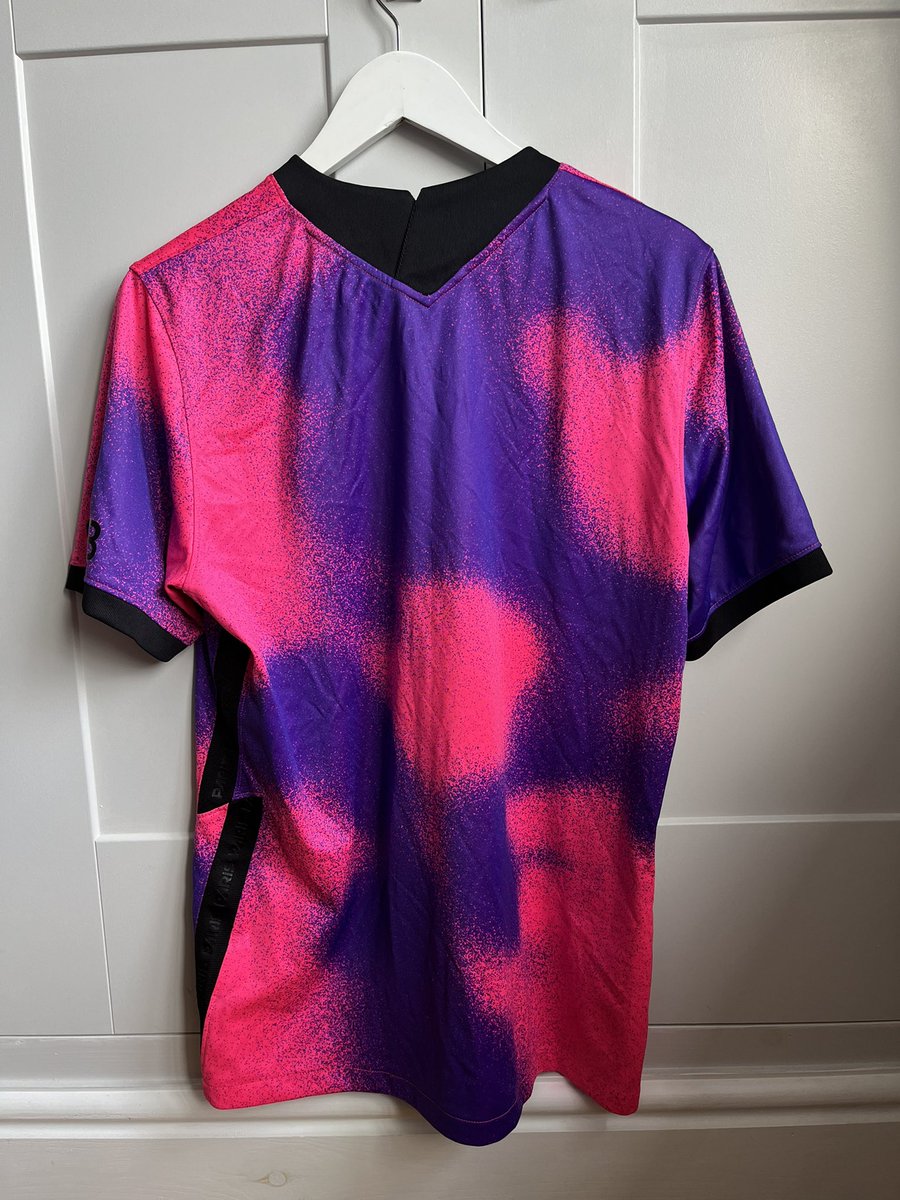 FootShirtAndy's tweet photo. FOR SALE 💜💕💜💕💜💕

PSG X Jordan 20/21 4th Shirt ⚽️🏀

- Size Medium 👕 
- Perfect condition 💫 

£45 + postage 🚐📦 https://t.co/RiuwMXbCKB