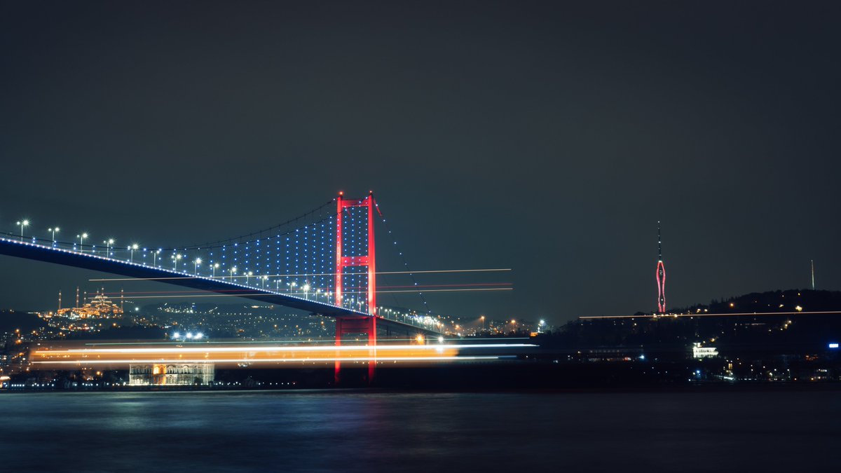 “Kıyı kıyı mı gidelim, yoksa yukardan mı inelim!"
Ortaköy'de tripodu kurup böyle harika sonuç almak akılalmaz!

Kamera Ayarları:
Iso 100
F11
Shutter Speed: 20s
35mm