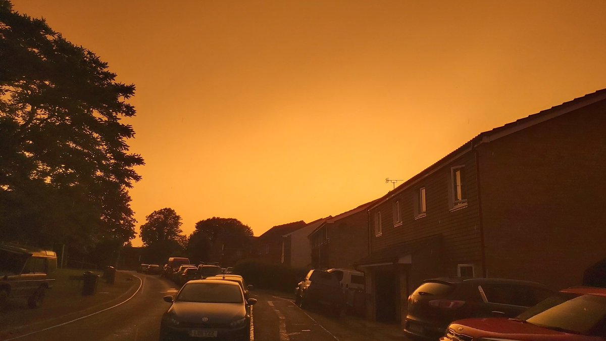 No idea what's going on, the sky is crazy. No editing.... 9.15pm 

#sky
#sunset
#odd
#weirdsky
#metoffice