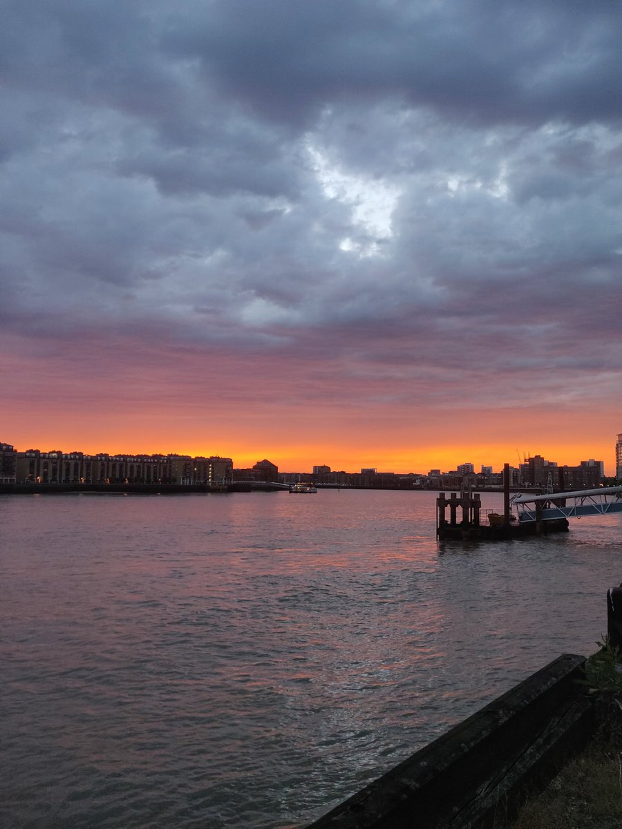 ankitauppal's tweet photo. Glorious sunset in London today. https://t.co/qBTzwLxRNH