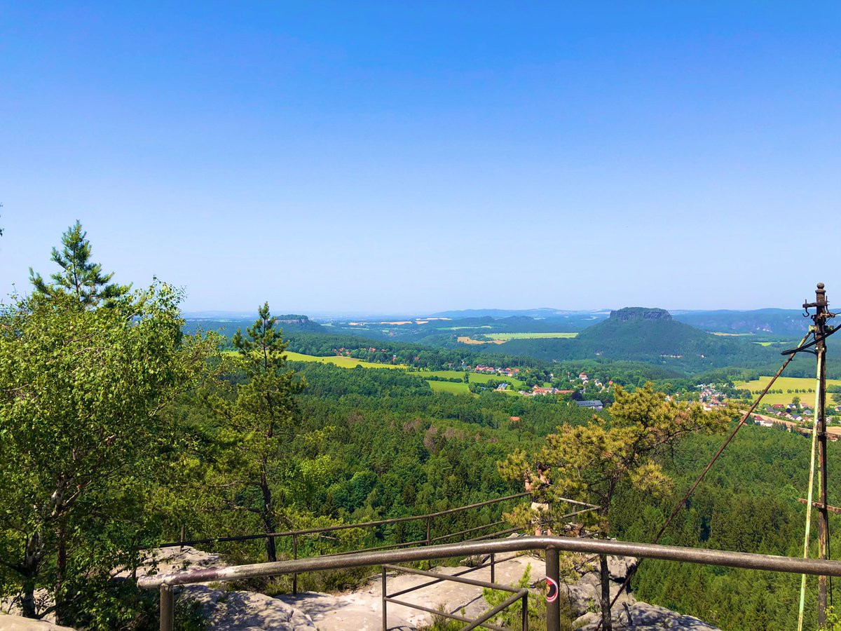 Schöne Tage in der sächsischen Schweiz sind zu Ende! Schöne Ausblicke, beeindruckende Natur, u noch ein letzter Blick auf Königstein u Lilienstein. (Zweite Panoramabild)