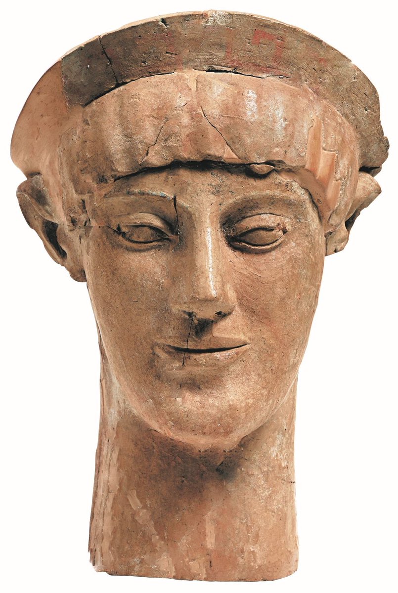 The so-called "Daughter of #Aigai" (Κόρη των Αιγών), 480 BC. This amazing but enigmatic figure was discovered into the Tomb of a Macedonian Queen, the wife of Alexander I of #Macedonia. Now in the Polycentric Museum of Aigai. #Photo Dr A.Kottaridi

#Archaeology #history #Greece🇬🇷