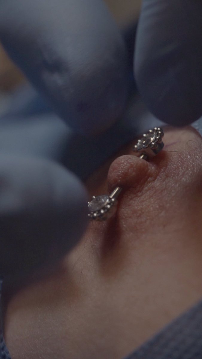 MikePiercing's tweet photo. Olhem essa perfeição 😍 piercings nos mamilos ! https://t.co/yiYBLTshEy