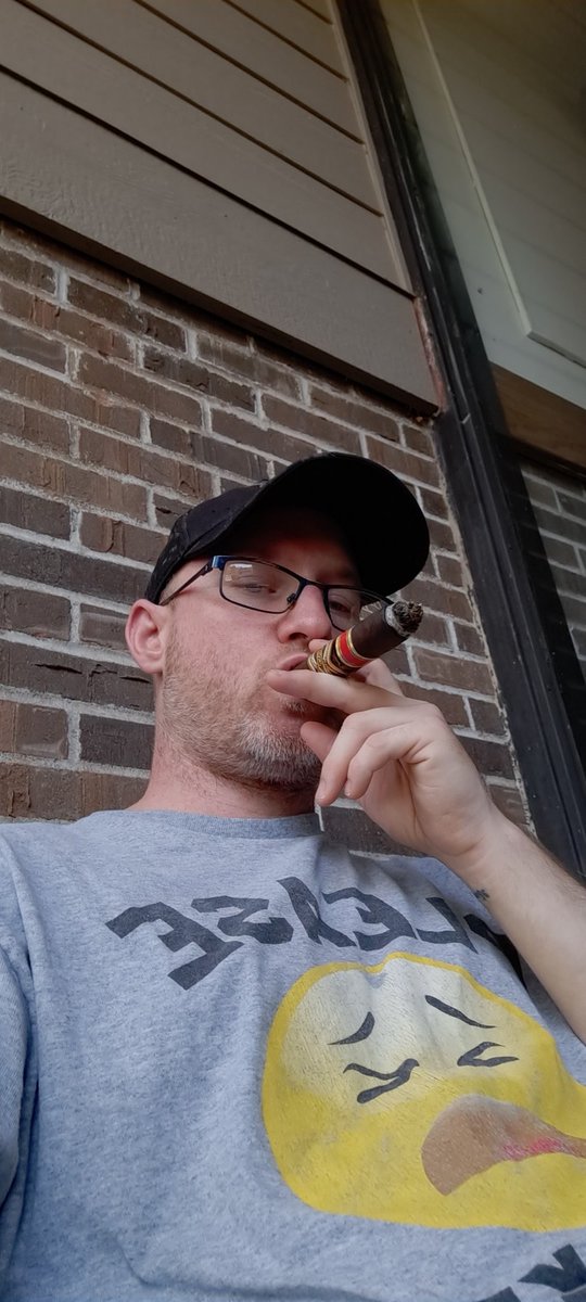 Doneux's tweet photo. Happy Father's day to all the dads out their. For me wifee got me a nice big super good cigar.(perdomo 20th anniversary) https://t.co/dzPYDf5eSD