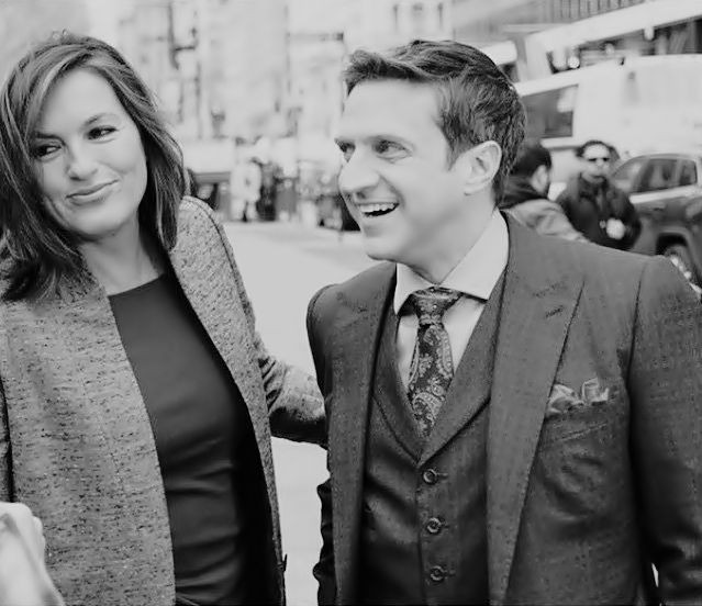 Livdom_kingdom's tweet photo. Mom and dad  #raulriska #raulesparza #oliviabenson #raphaelbarba #love #kisses #bf #gf #MariskaHargitay 
#barson @RaulEEsparza @Mariska https://t.co/PnubQGRJ9V