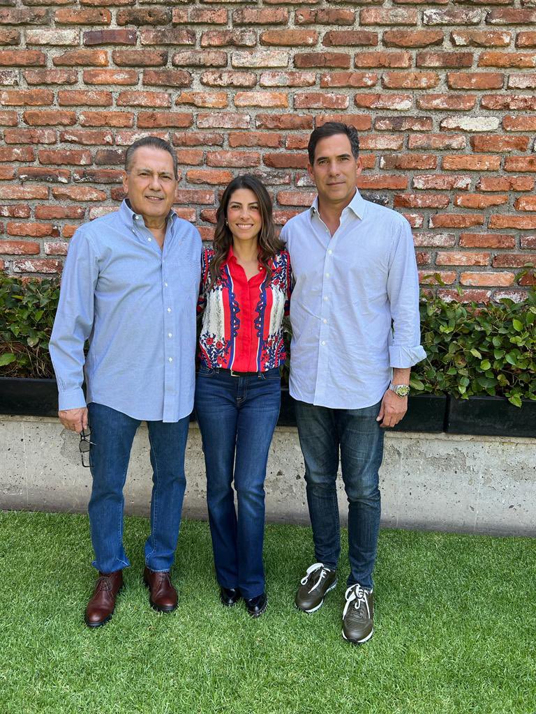 sylbeltrones's tweet photo. ¡Con los dos mejores papás del mundo! #FelizDiaDelPadre https://t.co/CL4Hms64Fw