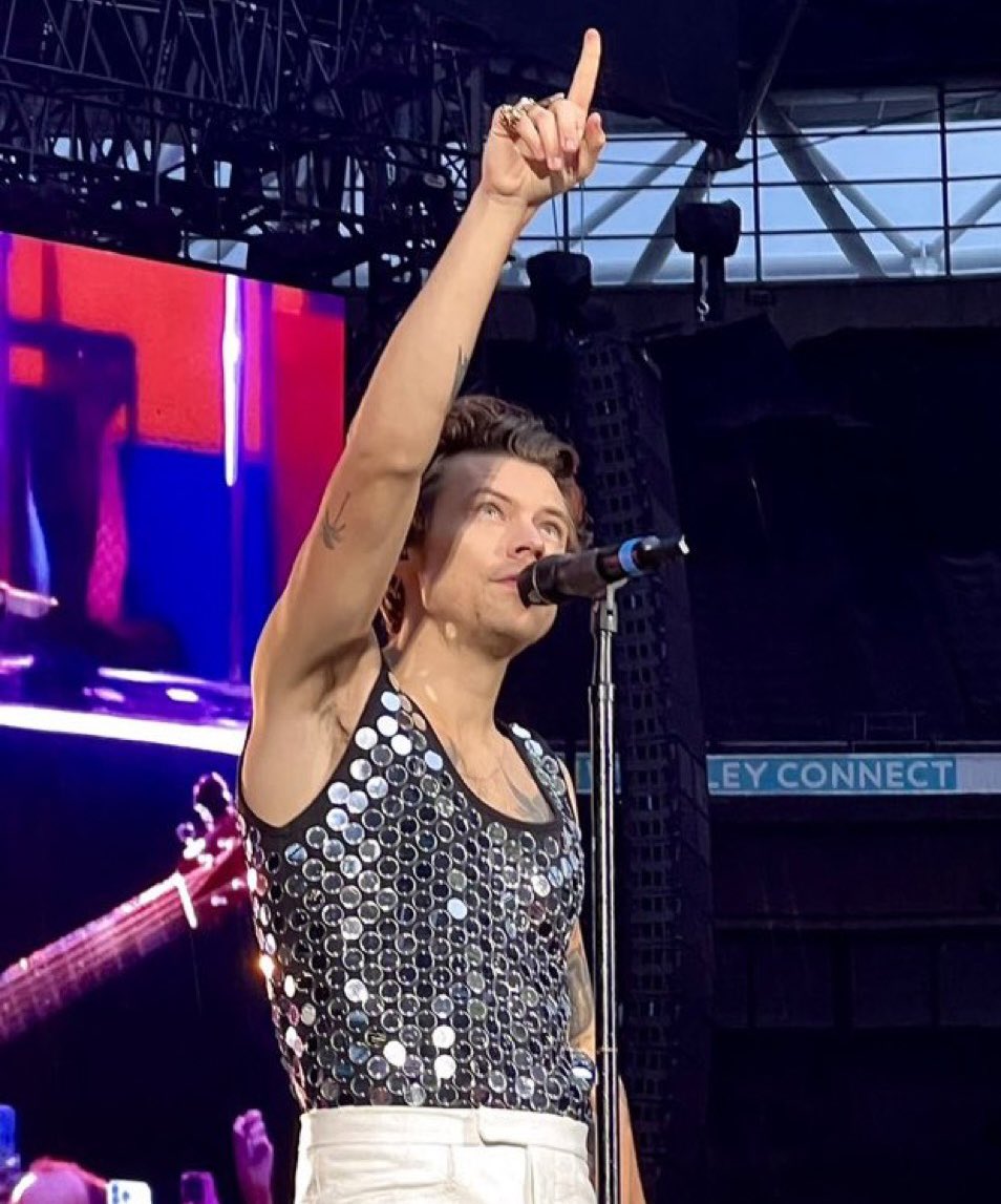 7Osloveontour's tweet photo. he was pointing to the sky for robin :( https://t.co/XILcR8Arti