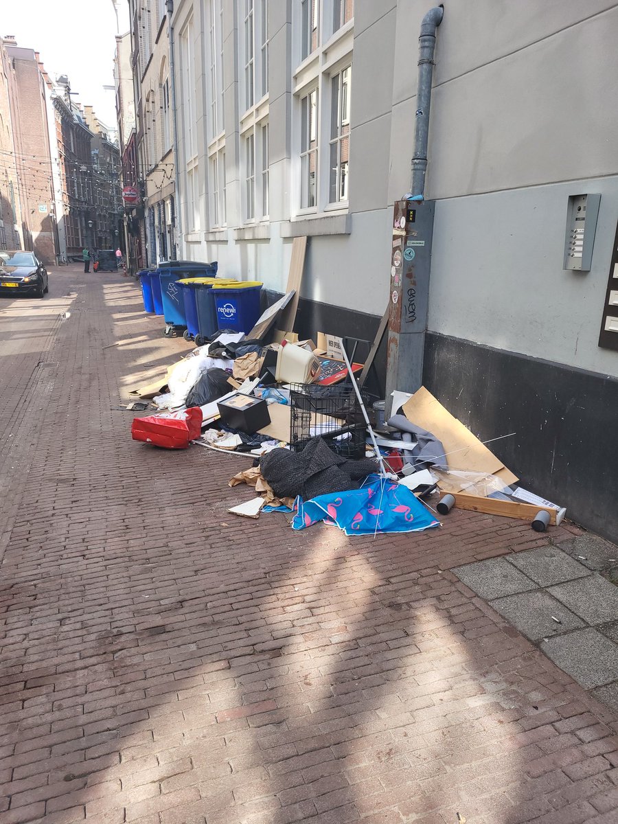 sokson's tweet photo. @webcare020 ik begrijp dat #femkehalsema het druk heeft met het vermoorden van de oude stad maar om de pest te herintroduceren lijkt mij wat radicaal. Er zijn er al 4 verschillende ambtenaren komen kijken 2 weken verstreken en we wachten gewoon nog even tot het zelf wegloopt https://t.co/FBjAdStpx7