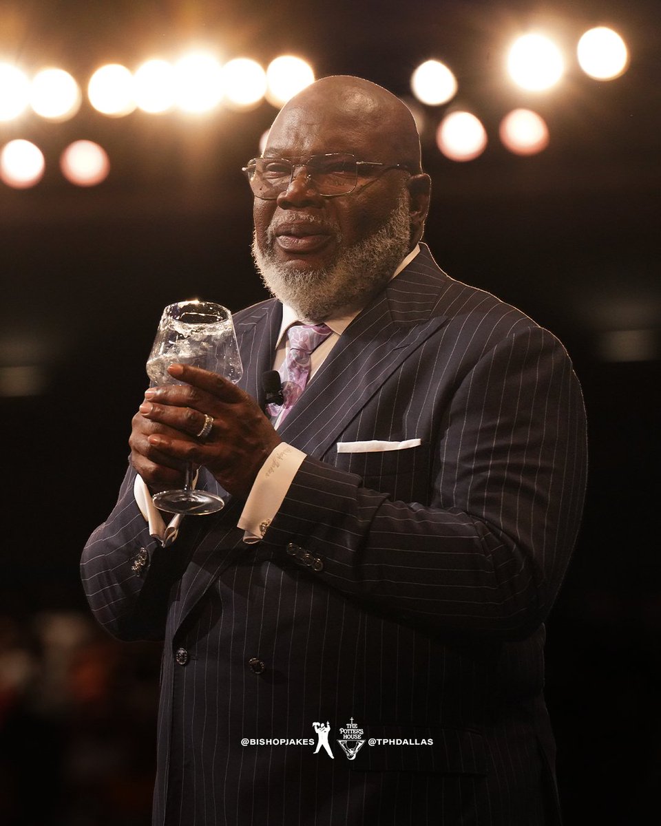 TPHDallas's tweet photo. Thank you for joining us online today! Be sure to watch the rebroadcast of “Real Men Pour In" TONIGHT at https://t.co/KGU23tRaO6 or via the T.D. Jakes Mobile App! 

#RealMenPourIn #SundayService #TPHOnline https://t.co/xaWKMyPHqO