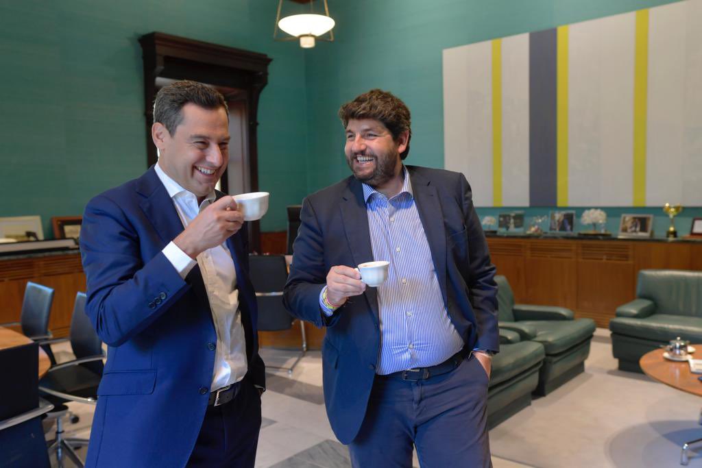 La gestión, la honradez y el trabajo bien hecho ganan en #Andalucía con <a href="/JuanMa_Moreno/">Juanma Moreno</a>. 

La #RegióndeMurcia es aliada para seguir avanzando y defendiendo juntos nuestras tierras. 

¡Enhorabuena, presidente!

El camino de <a href="/NunezFeijoo/">Alberto Núñez Feijóo</a> <a href="/populares/">life</a> a La Moncloa es imparable.