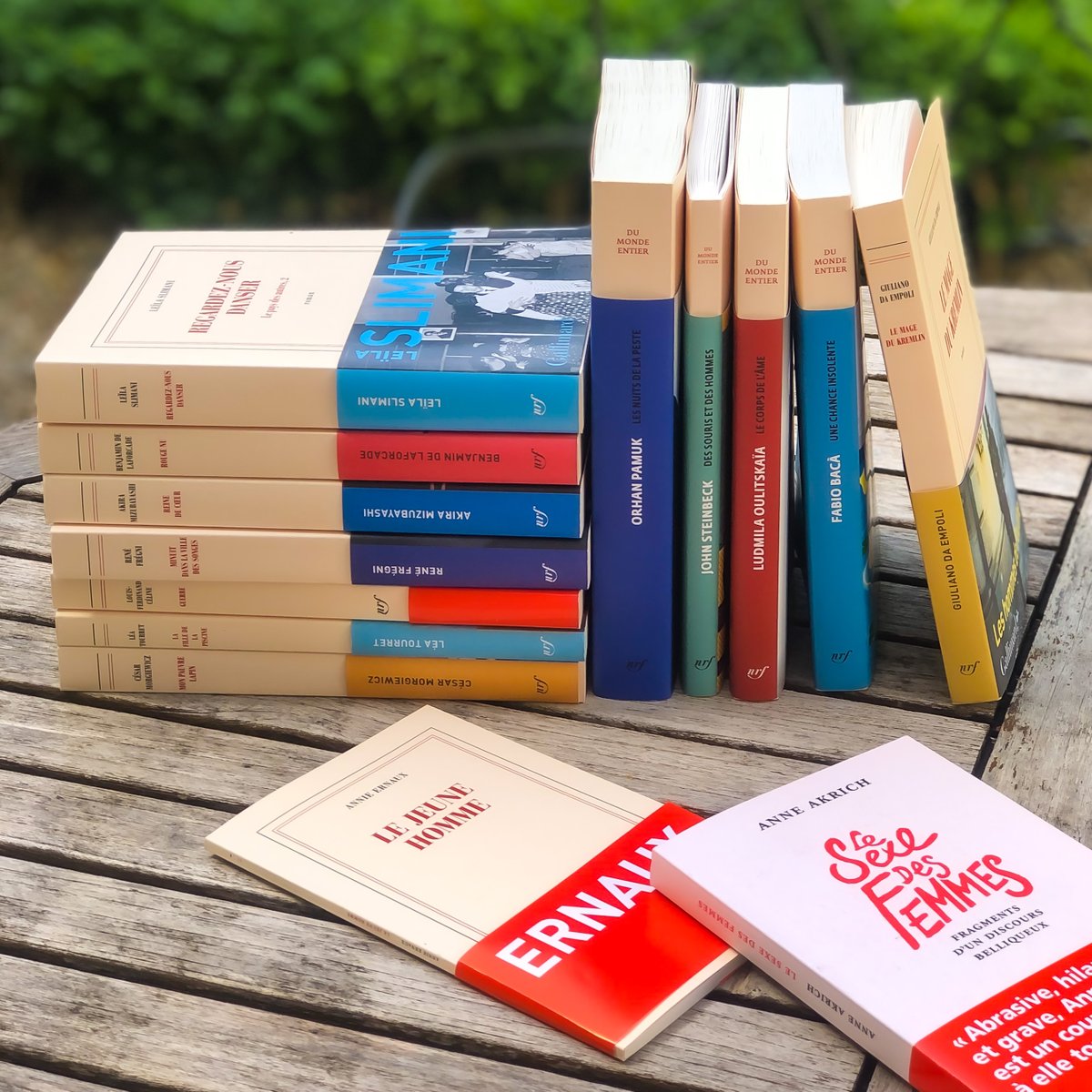 🎁#CONCOURS
∴
Pour fêter le premier jour de l'été, tentez de remporter trois livres de votre choix parmi nos collections Blanche, Du Monde Entier et <a href="/La_Serie_Noire/">Série Noire</a> !

Pour jouer, il vous suffit de :
1️⃣ Suivre notre compte
2️⃣ Retweeter ce tweet

Bonne chance à tous ! 🍀