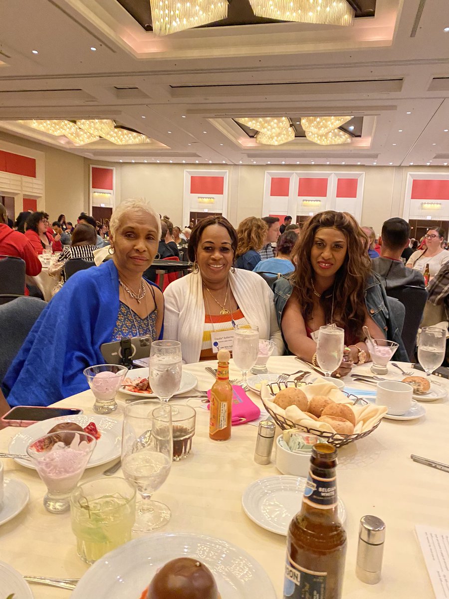 MeanGreenGirlss's tweet image. A big thank you to our beautiful coworkers from JFK8 who attended labor notes I love you like family !!! ❤️❤️❤️❤️ #LaborNotes2022