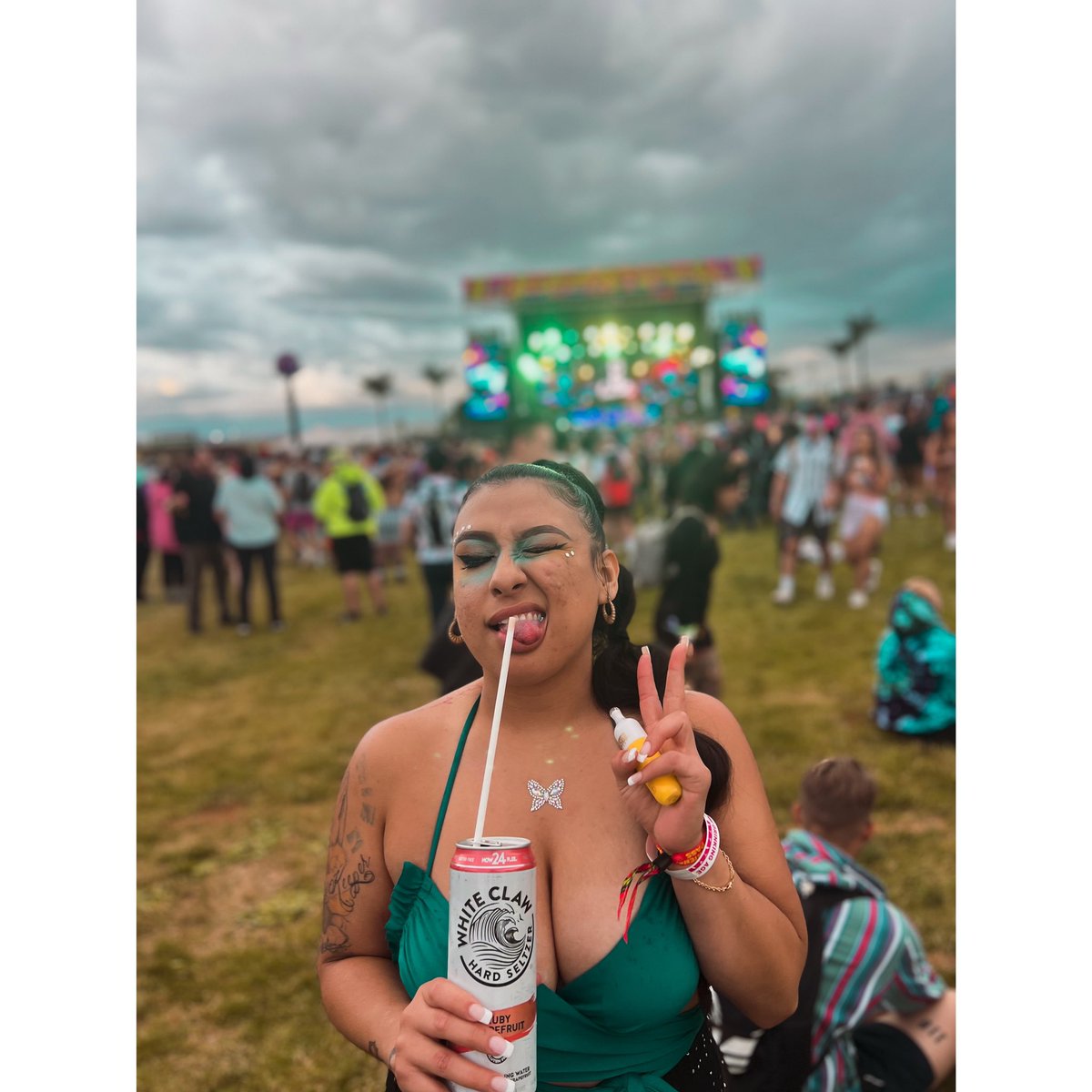Jusscella's tweet photo. DAY ONE 1๏ธโฃCOMPLETE โ
I felt something Iโve never felt before and it was an amazing experience. #beyondwonderland #exoticprincessjasmine #strawintitties #imreallyher #firstrave #cellagothergrooveback #cella ๐๐ซ #explorepage #explorepageโจ #exposure #euphoriamakeup #euphoria https://t.co/0E9miS66i8