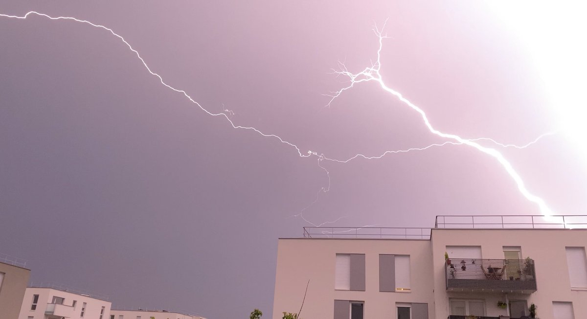 benoit_flr's tweet photo. Ça me fascine. #orages https://t.co/Mskqt6BKWg