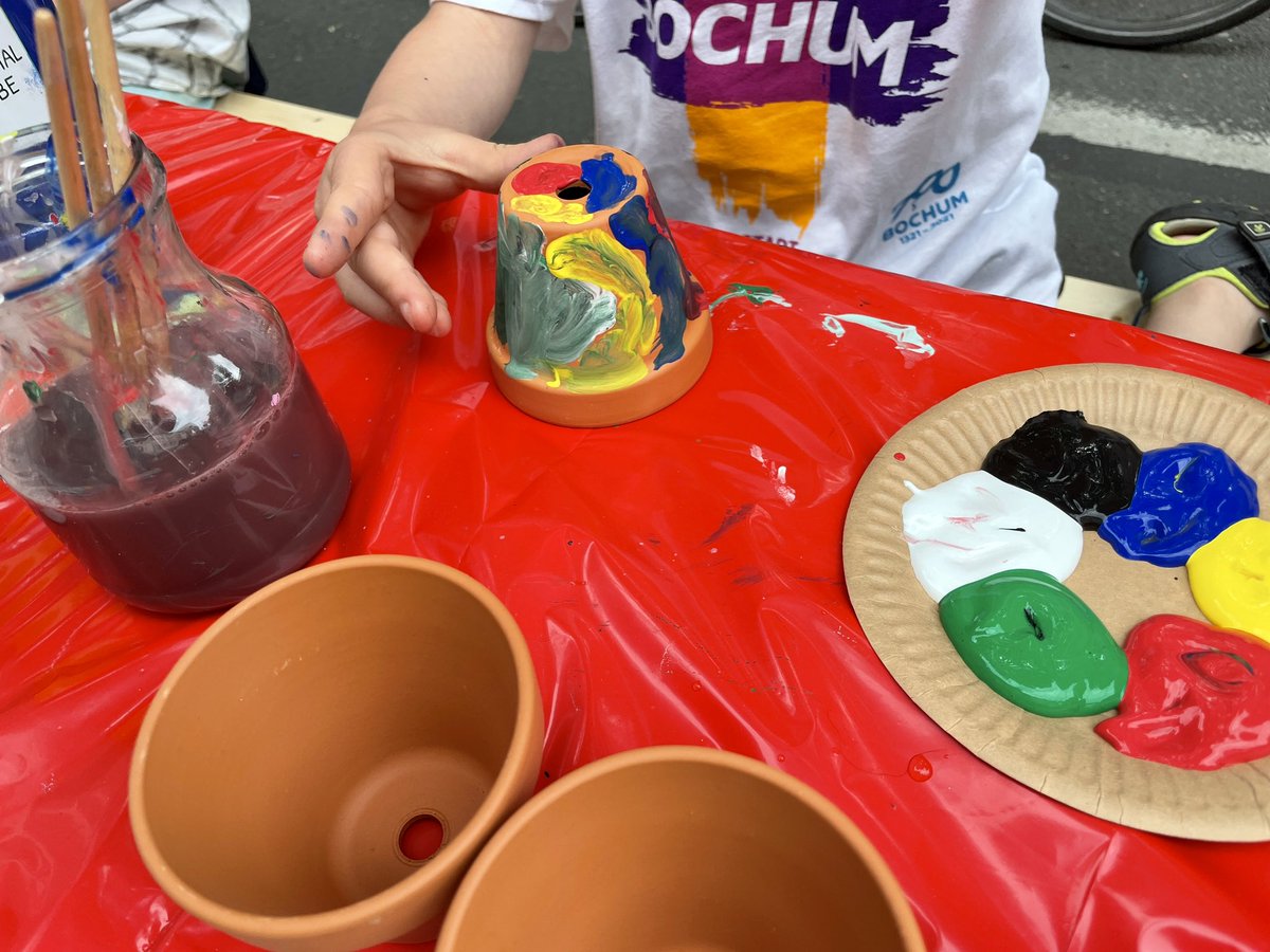 JensMatheuszik's tweet photo. Stadtpicknick nachträglich zum #Bochum700 Jubiläum. Die #SPDBochum hatte einige Tische. Wir von der #spdBOmitte haben Kinder Blumentöpfe bemalen lassen, bei der #SPD im Bochumer Osten gab es u.a. Spiele usw. Heute stimmte alles: Tolles Wetter, tolle Leute, toller Tag! #Bochum https://t.co/eFjTuBlw1Q