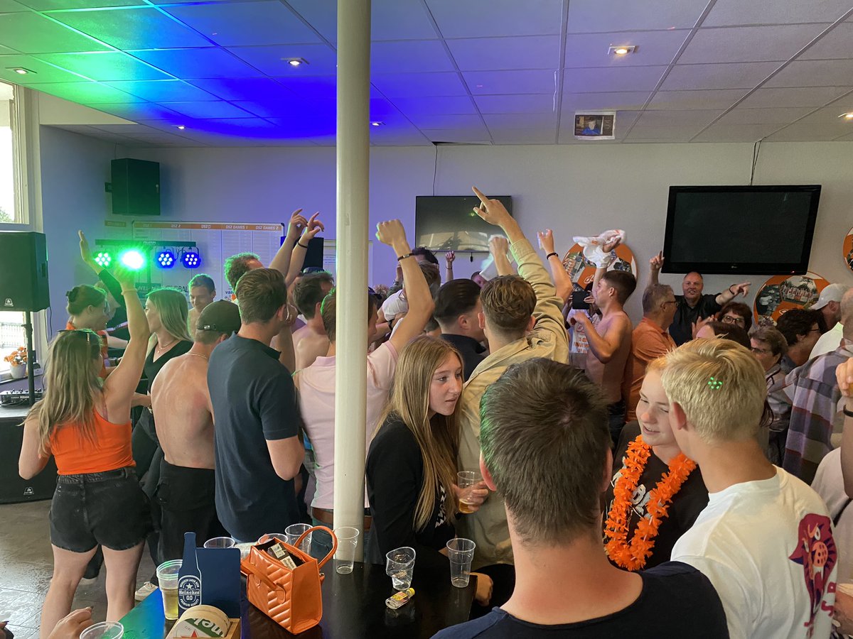 SvDSZ's tweet photo. In een spannende wedstrijd heeft DSZ 1 promotie afgedwongen bij RKHVV, in de finalewedstrijd tegen WWNA. Na afloop was er een prachtig feest in de kantine. https://t.co/0dZQfKbe49