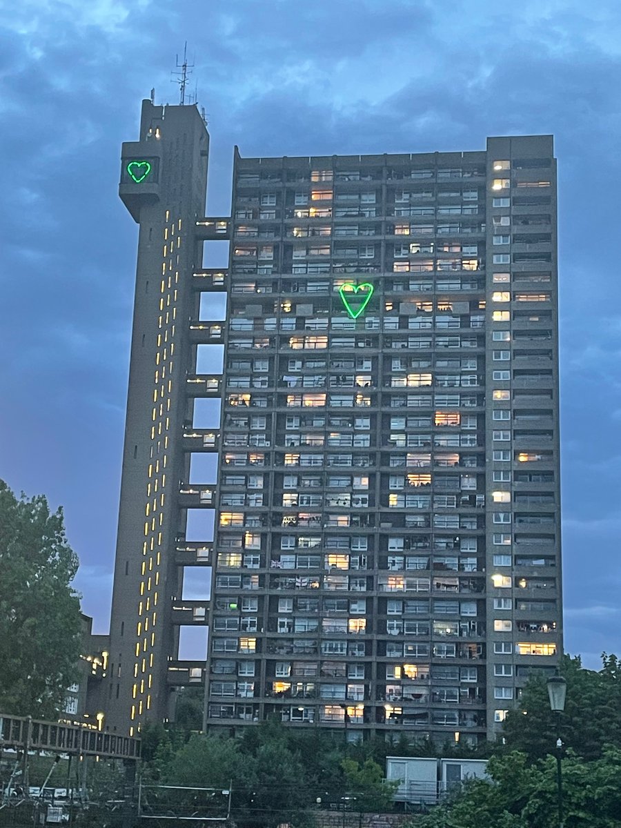 gillkernick's tweet photo. #Trellick #Grenfell #ForeverInOurHearts
@GforGrenfellDay
Taken walking home this evening πππ https://t.co/xwwb86mZDT