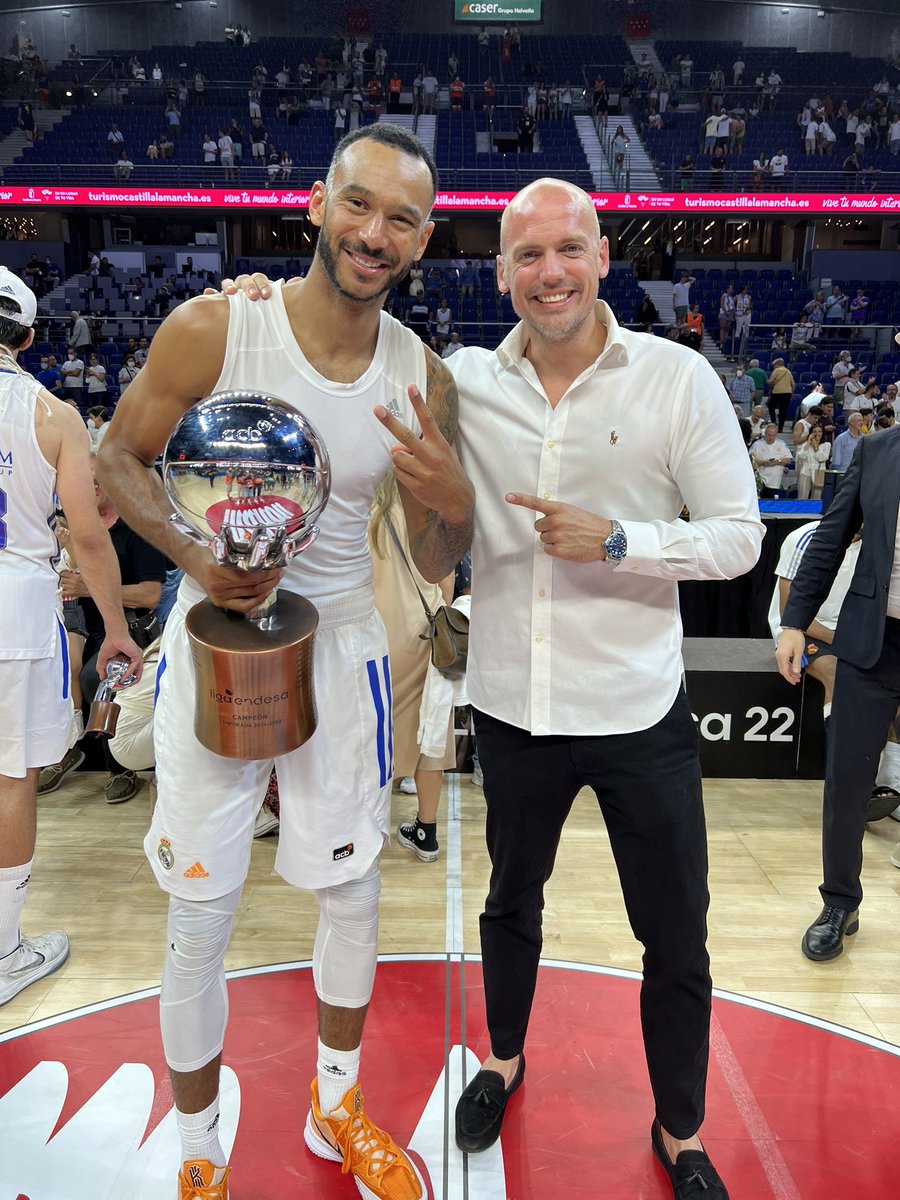 loranthazi's tweet photo. Alazat. Szorgalom. Fegyelem. Zero megalkuvas. Kitartas es kuzdes az utolso pillanatig. Mindig. Bajnok a palyan es azon kivul is! Gratulalok Baratom! @RMBaloncesto #BackToBackBaby ππ @ACBCOM #OctagonFamily https://t.co/Rl83F3sw9f