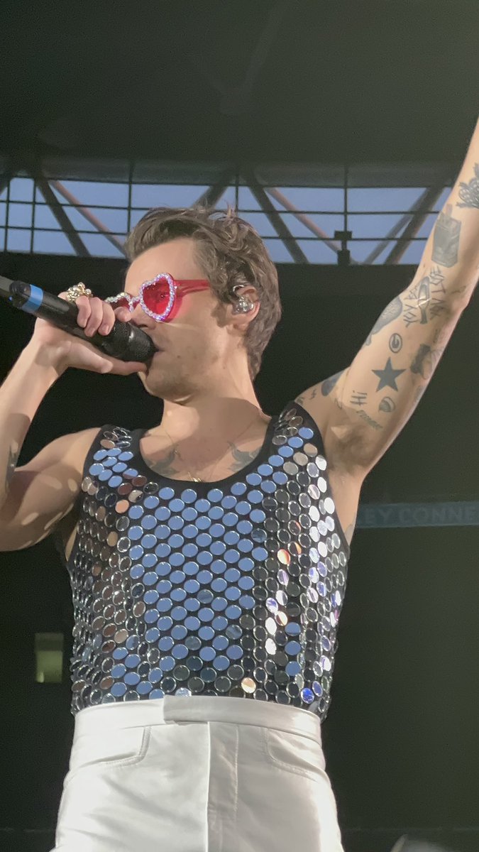 hsdtogethertour's tweet photo. Harry on stage at Wembley Stadium in London, England - June 19 #LoveOnTourWembley (via @cherrysateIIite) https://t.co/3mVoW4iTmx