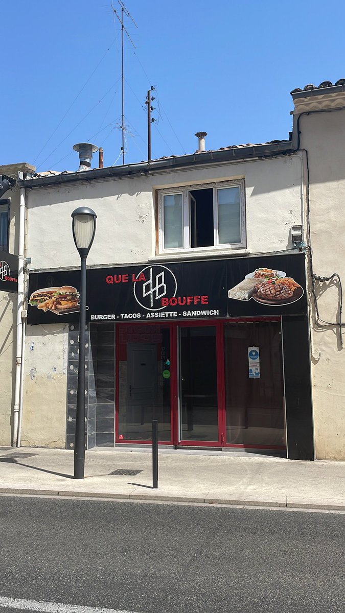 1clip2rap's tweet image. Un snack « Que La Bouffe » à Nîmes 🤣