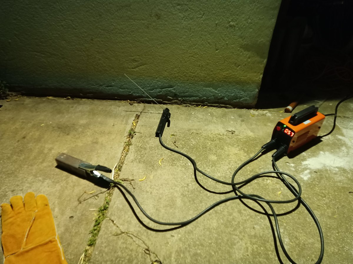 mezeiprogramozo's tweet image. Amikor tervezted a héten, hogy kipróbálod az új kínai hegesztődet hétvégén, de rájössz hogy már este 10: 30 óra elmúlt mire elaludtak a gyerekek....#este #heggeszt #nemnormális