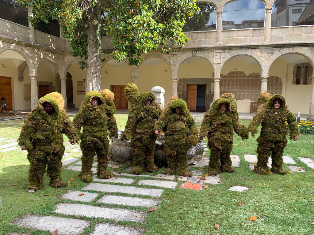 picallde's tweet photo. Entonces, al amanecer los hombres cubiertos de musgo llegaron a la fortaleza de los musulmanes. Estos asustados, huyeron despavoridos dejando las puertas de la muralla abiertas. Los cristianos aprovecharon para entrar y reconquistar la ciudad. Mujer de musgo 2022. https://t.co/iAWdN7IkGs