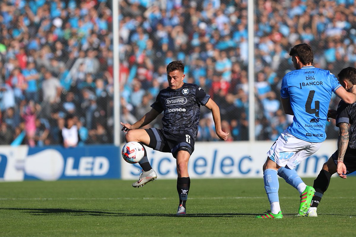 JaviAlbarracin2's tweet photo. Buen punto se lleva #Estudiantes de Alberdi, siendo el único equipo hasta el momento q no perdió en el Gigante en 10 partidos. En el complemento #Belluschi tuvo un par y #Marcich otra. El #Pirata q sigue siendo líder por seis, fue con más ganas q futbol. https://t.co/J0BWHiCqog