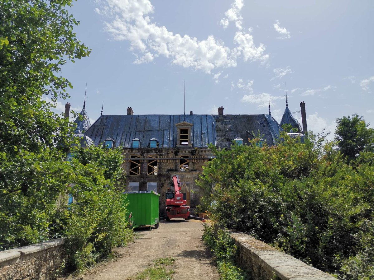 CEpernon's tweet photo. Les travaux de renforcement avancent sérieusement ! Quel plaisir de redécouvrir la façade sans verdure, et de voir que le château est renforcé de partout ! 😁

Merci à Alexandre Aubry pour les photos 😊 https://t.co/XqzEYcg3j7