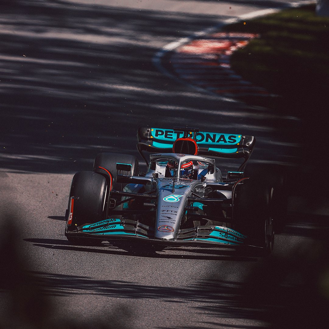 amgmotorsport's tweet image. Get in there, Lewis! Great to see you back on the podium! 😎💪
And right behind, George in P4. What a drive, Team! 💯👏
#CanadianGP #WeLivePerformance #MercedesAMGF1