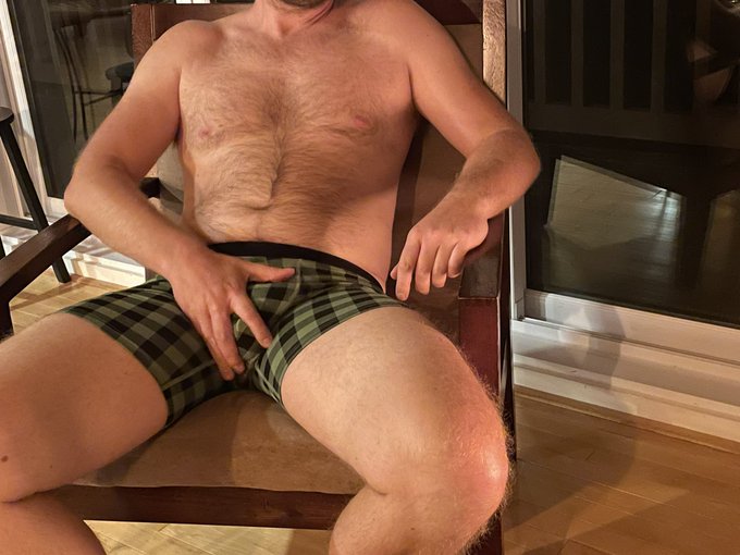 Daddy chillin&rsquo; by the fireside, happy #dilf day! 🪵🏠🔥 https://t.co/PKVehHVW5E<a href="/tag/dilf"class="tags">#dilf</a>