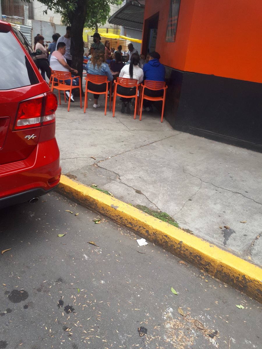 OmarMP89's tweet photo. @Gob_Tlalne Donde esta el ordenamiento y regulacion de comercio en el centro de #TlalnepantladeBaz, obstrucción de banquetas, venta de bebidas alcohólicas en vía pública, es un poco de lo que tenemos en calle Popocatepetl esq calle Guerrero . Col San Javier, https://t.co/rROaIHU43r