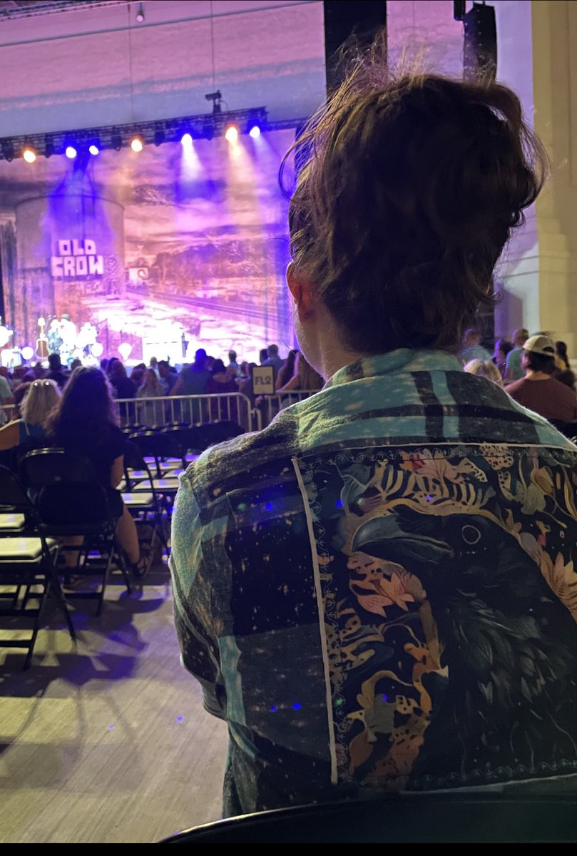 Kelly_Vazquez_'s tweet photo. This photo serves many purposes 💜 #OldCrowMedicineShow #OrionAmphitheater #SixofCrows #CrookedKingdom https://t.co/3fml6IWz1u