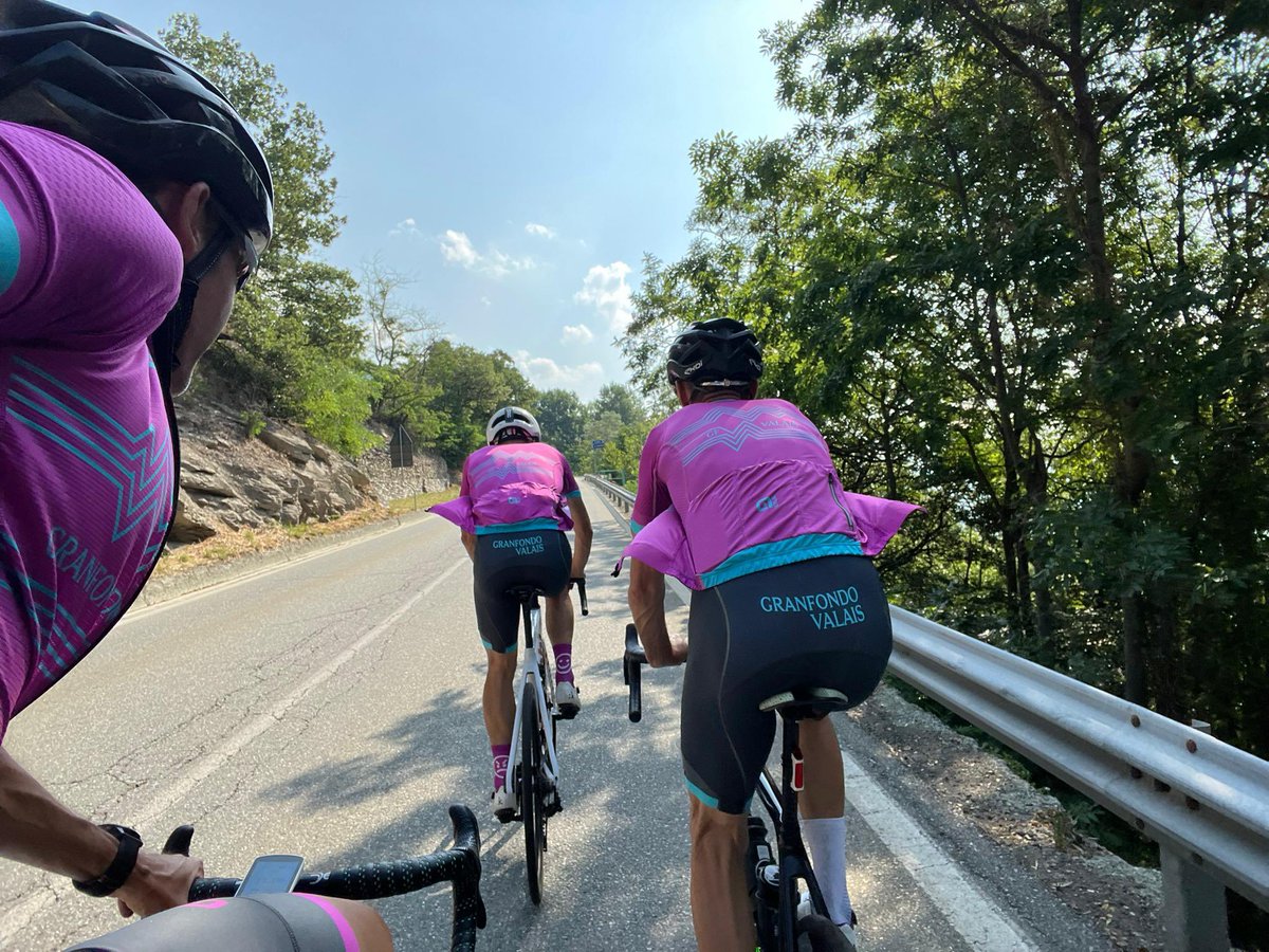 ocresse's tweet photo. Le Gran Fondo Vs sur les montées du Grand St-Bernard et du San Pantaleon, avalées avec autant de bonheur que le l’eau de nos gourdes … magnifique Val d’Aoste, accueil des plus chaleureux… de circonstance vu les températures 🥵 https://t.co/FtR97jqYoE