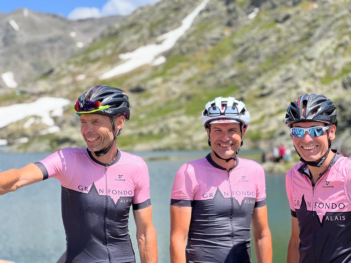 ocresse's tweet photo. Le Gran Fondo Vs sur les montées du Grand St-Bernard et du San Pantaleon, avalées avec autant de bonheur que le l’eau de nos gourdes … magnifique Val d’Aoste, accueil des plus chaleureux… de circonstance vu les températures 🥵 https://t.co/FtR97jqYoE