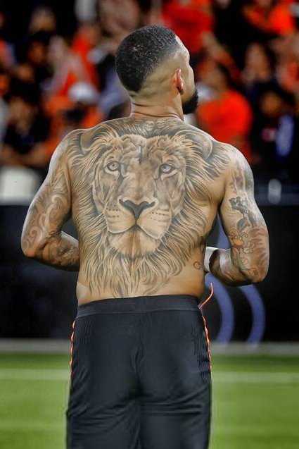 GOAL on X: .@Memphis Depay's back tattoo looking 🔥 👉🦁👈 https