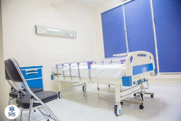 SMS dispose d'une maternité moderne et rénové dirigée par un personnel de santé hautement qualifié. En cas d'urgence, la prise en charge des patients débute dès votre appel à notre numéro le 104, le transport en ambulance médicalisée et votre arrivée à la maternité.