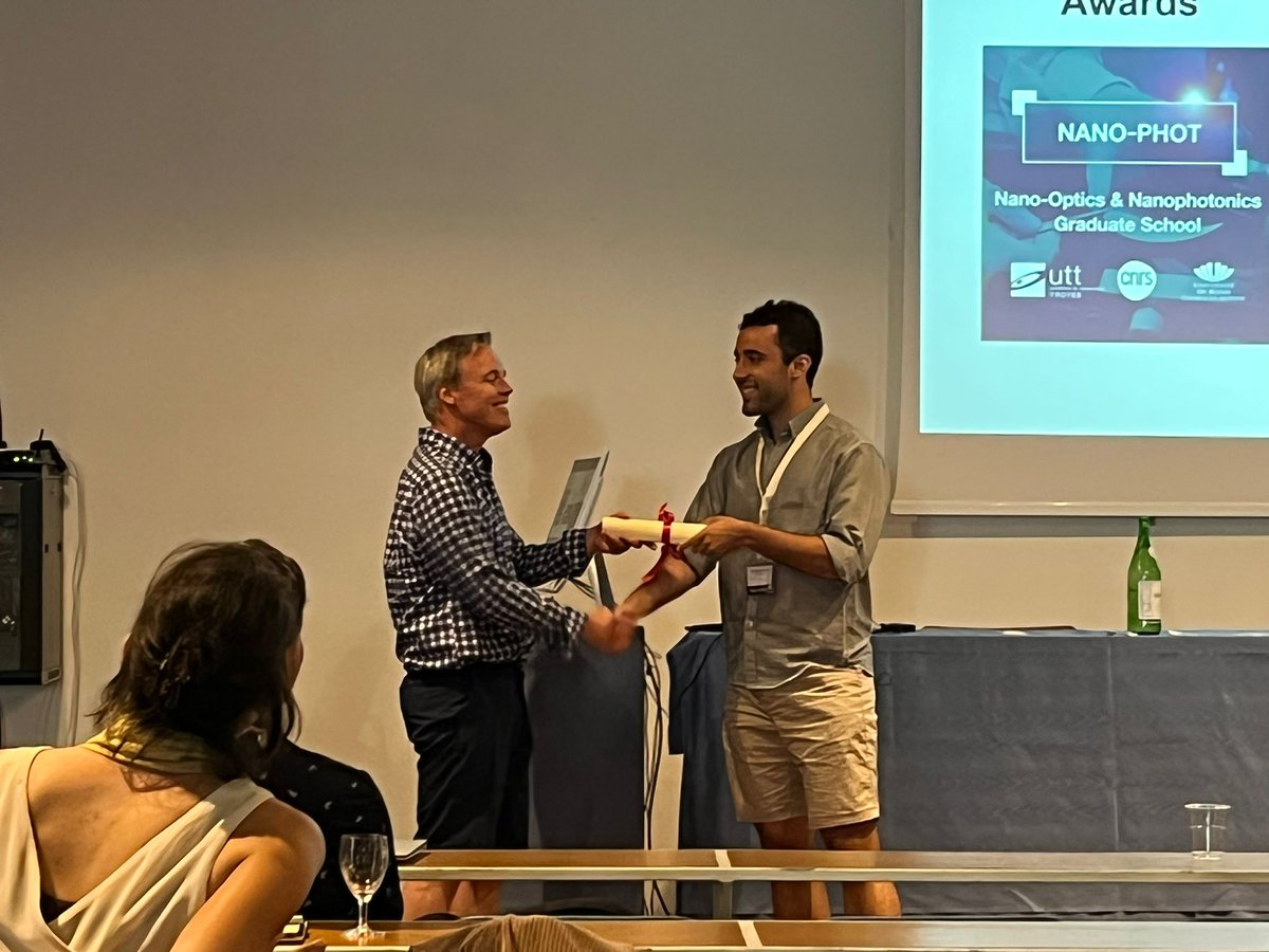 Brontecir's tweet photo. I felt very honoured to receive the best poster award sponsored by @Nanophotonics_J 🎉. 
And we managed to take a picture together all the awardees! Congrats to @ErikaCortese9 @loria_rotta, Cristina and Giovanna! 🏆 https://t.co/yywwnvFihj