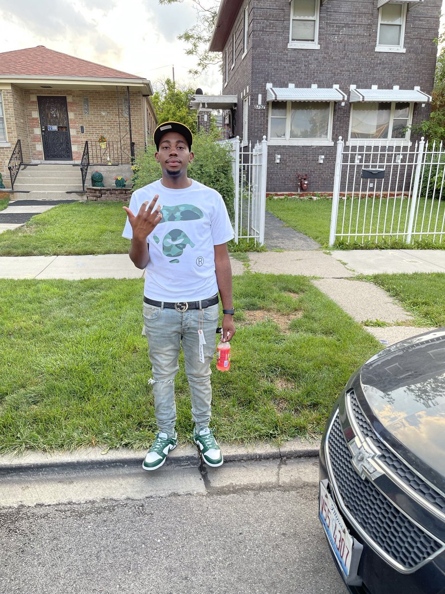 __almightyP's tweet photo. Gang Rootin under pressure ian let em down or nunnn 🚦 #CmoneyGreen https://t.co/8gWHL1FgAu