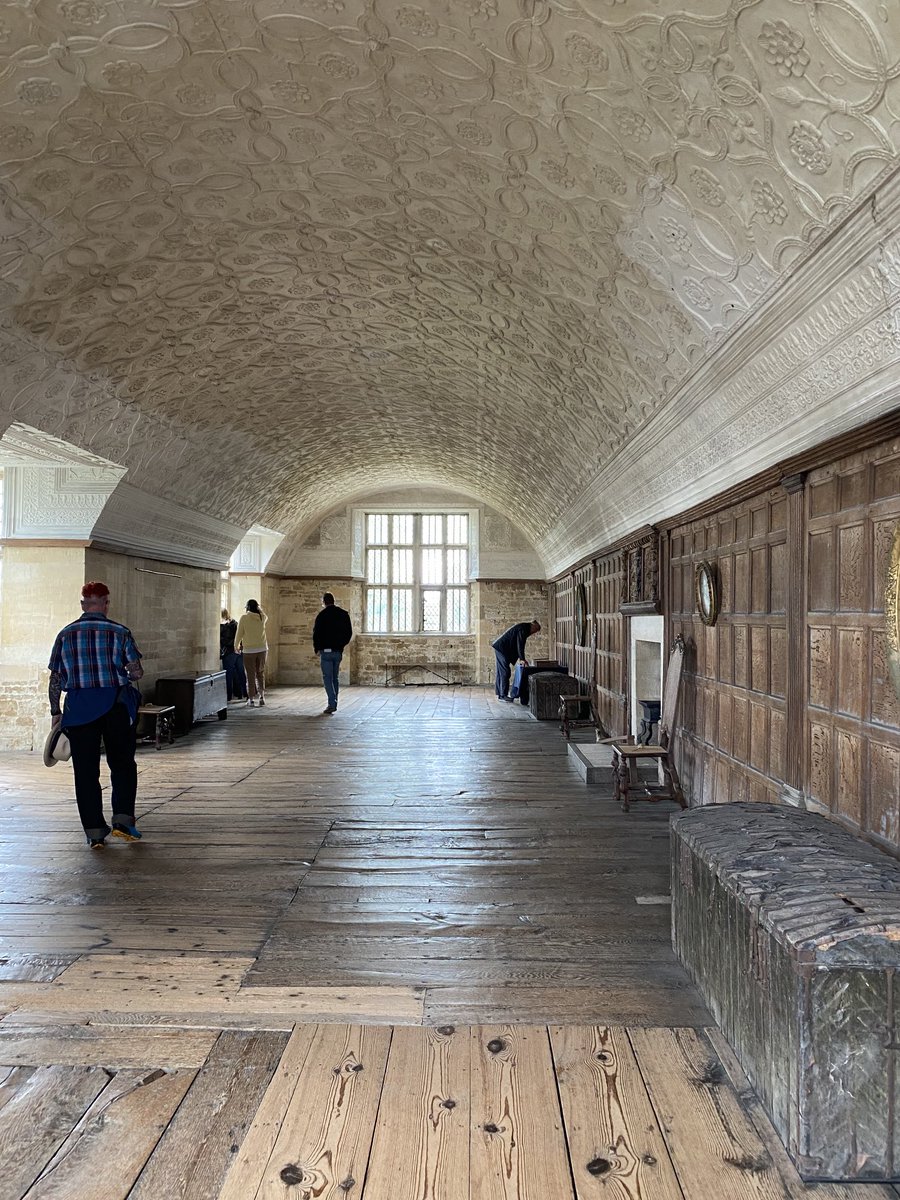 Megthelibraria1's tweet photo. Carvings , tapestries and a very Long Gallery #Chastleton House https://t.co/KFuUh2S6kj