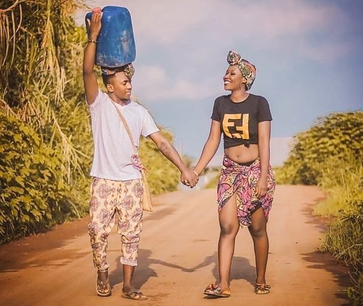 عودي ، ولا تخافي
فالحِجارة التي كنت تتعثّرين بها دائماً في شارعنا المُظلم ..

سرقتهاا الدّولة 
لبناء قانون بلا عثرات
وتركت لنا الظلام...
_____________
قرنفلة ..💖✨️