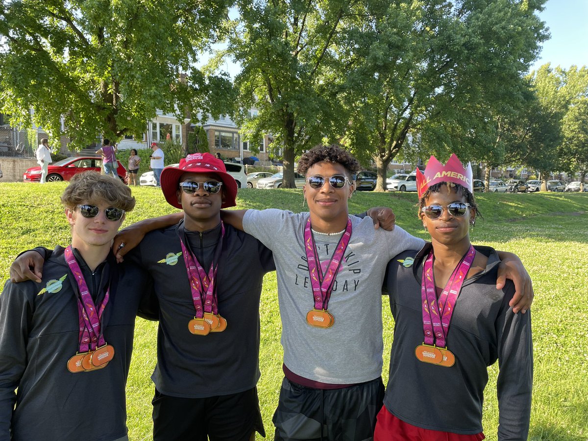 CoachHerbertSMF's tweet image. New Balance Nationals Outdoor Championship 4x400m team fresh after a victory cheesesteak! This group has 3 unsigned seniors and a class of 2023 recruit! College coaches send me a DM for info! @MikeCunningham let’s get these boys offers!