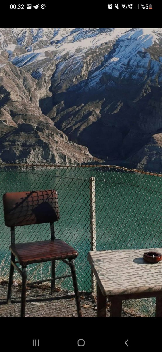Yanlız insanların, kendi içinde başlayıp biten eğlenceleri vardır..