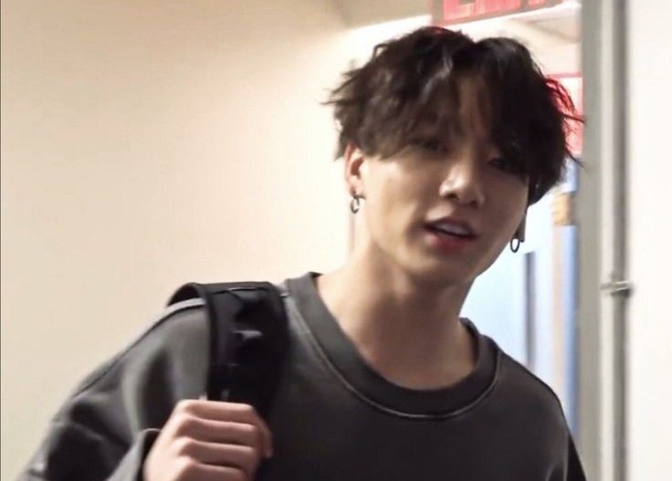 kooazure's tweet photo. Fake — KM mini au

Ser uno de los mejores atletas en la universidad, consta de recibir centenares de regalos y confesiones, especialmente en su cumpleaños. Pero solo uno tuvo su atención. Sus rosas favoritas. Aunque no imaginó que fueran de su rival dentro y fuera de la piscina. https://t.co/gHKYOeceyG
