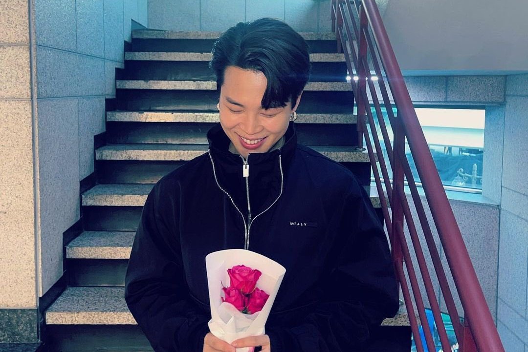 kooazure's tweet photo. Fake — KM mini au

Ser uno de los mejores atletas en la universidad, consta de recibir centenares de regalos y confesiones, especialmente en su cumpleaños. Pero solo uno tuvo su atención. Sus rosas favoritas. Aunque no imaginó que fueran de su rival dentro y fuera de la piscina. https://t.co/gHKYOeceyG